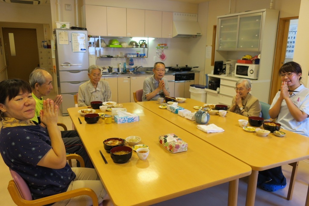 看護小規模多機能まいほーむ墨田の昼食風景を紹介します！｜ブログ｜健和会訪問看護ステーション
